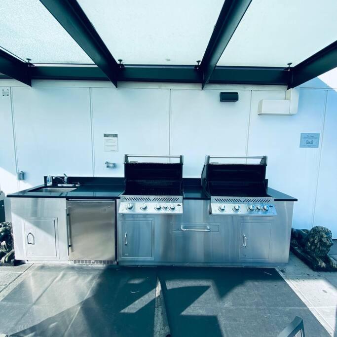 360º Rooftop Patio Views. Your-Home-Away-From-Home North Vancouver Extérieur photo